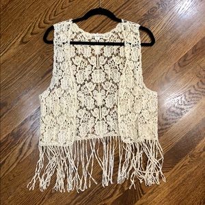 20% Bundle Discount 🎁 NWOT Cute Lace Vest!